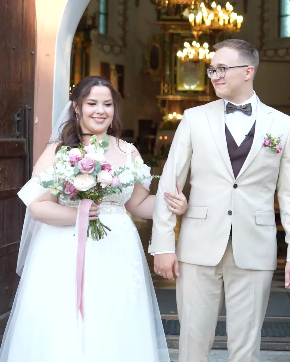 Roksana i Kamil wychodzą z kościoła, panna młoda z bukietem róż
